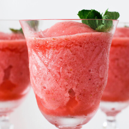 Lemon strawberry frosé (frozen rosé)