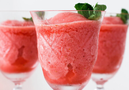 Lemon strawberry frosé (frozen rosé)