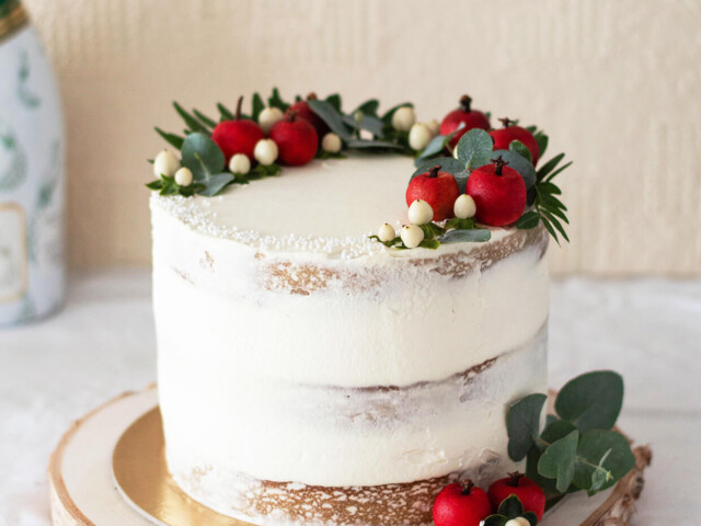 Apple cider cake with maple mascarpone frosting (no butter)! A spicy cake with whipped mascarpone and homemade marzipan apple decorations!