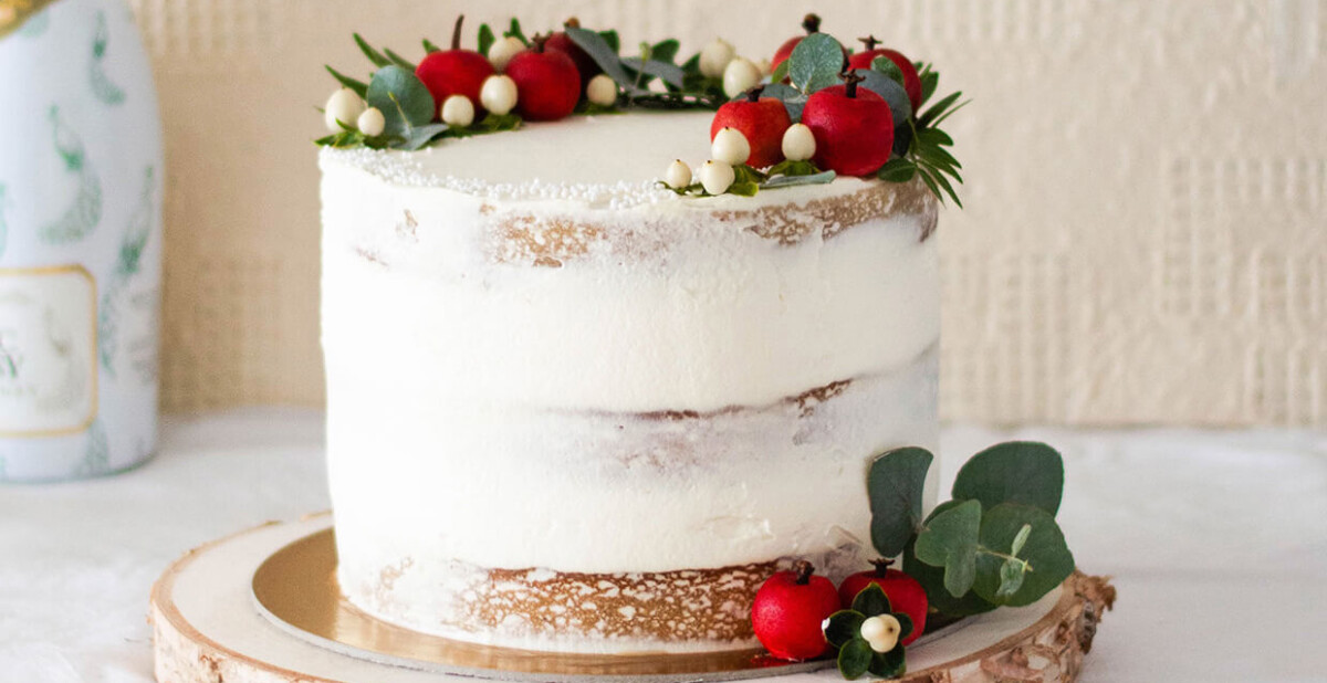 Apple cider cake with maple mascarpone frosting (no butter)! A spicy cake with whipped mascarpone and homemade marzipan apple decorations!