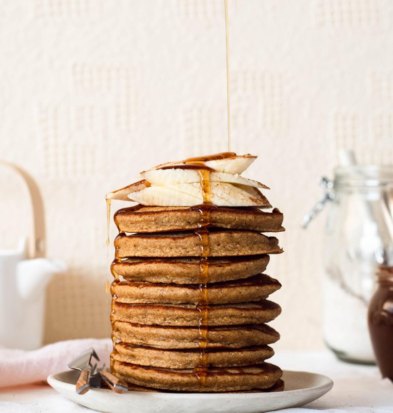 Recipe for fluffy simple oatmeal banana pancakes - a healthy version of your regular pancakes.