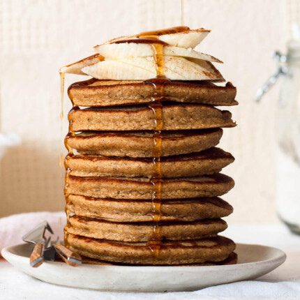 Recipe for fluffy simple oatmeal banana pancakes - a healthy version of your regular pancakes.