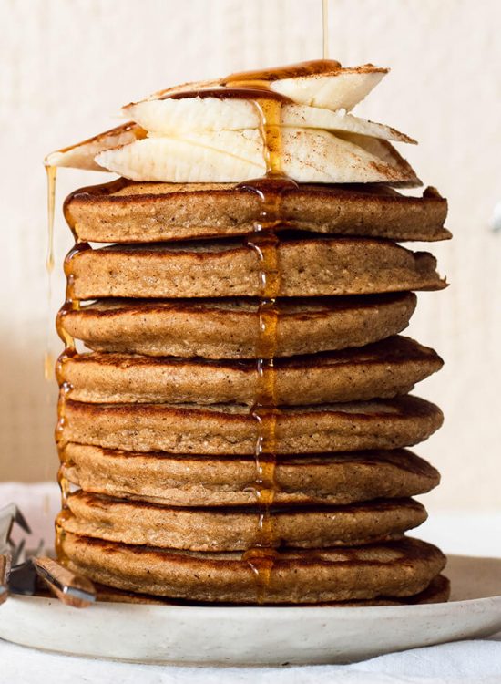 Recipe for fluffy simple oatmeal banana pancakes - a healthy version of your regular pancakes.