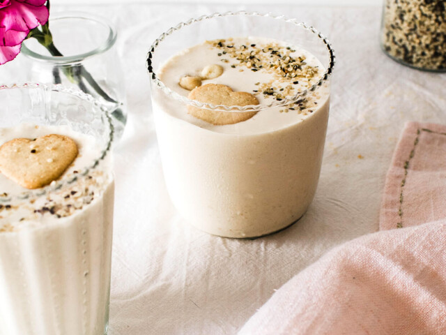 This healthy yogurt banana cream smoothie tastes like a frosty banana cream pie, with way less calories! Thus making it a perfect snack or dessert! 