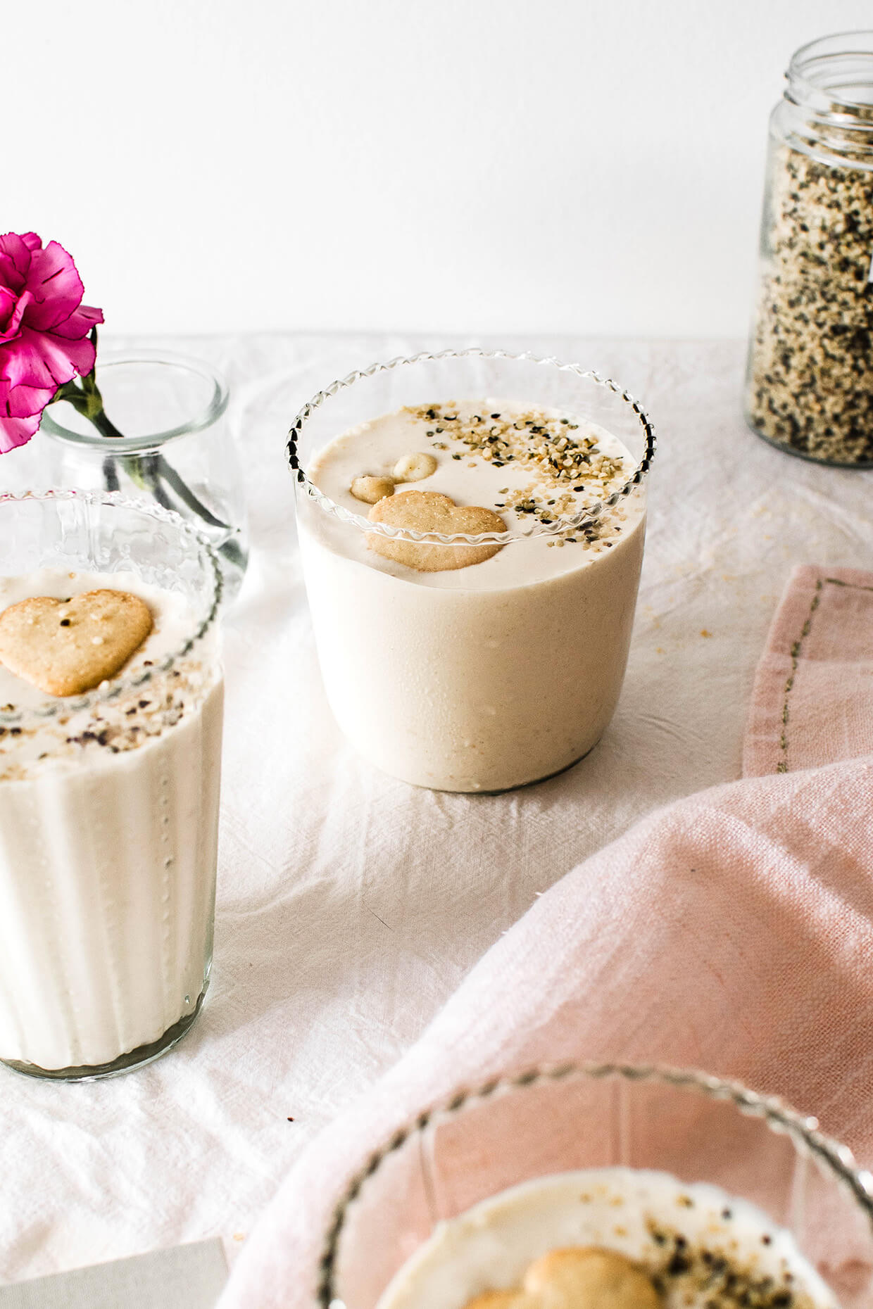 This healthy yogurt banana cream smoothie tastes like a frosty banana cream pie, with way less calories! Thus making it a perfect snack or dessert! 