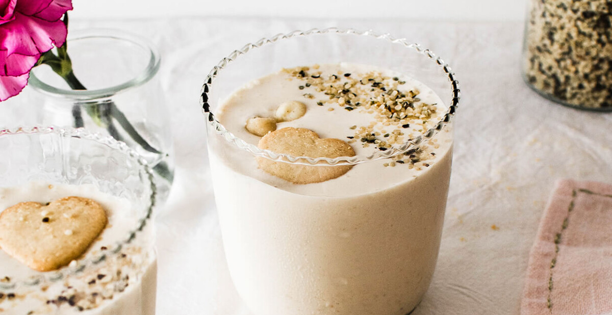 This healthy yogurt banana cream smoothie tastes like a frosty banana cream pie, with way less calories! Thus making it a perfect snack or dessert! 