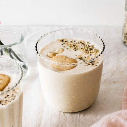 This healthy yogurt banana cream smoothie tastes like a frosty banana cream pie, with way less calories! Thus making it a perfect snack or dessert! 