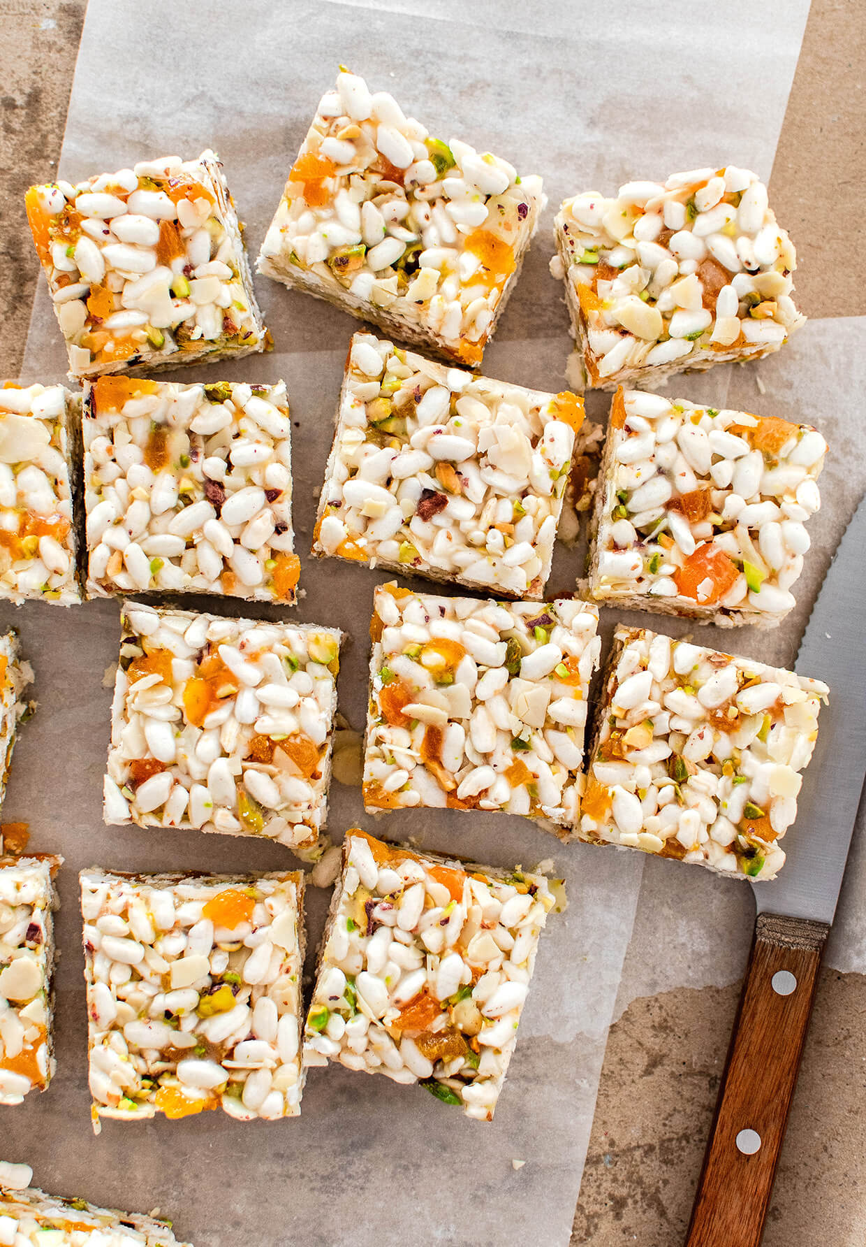 Chewy, crunchy and naturally sweet coconut apricot puffed rice bars, that make a perfect snack of breakfast addition. They involve zero baking, very little prep, a handful of ingredients and last for days.