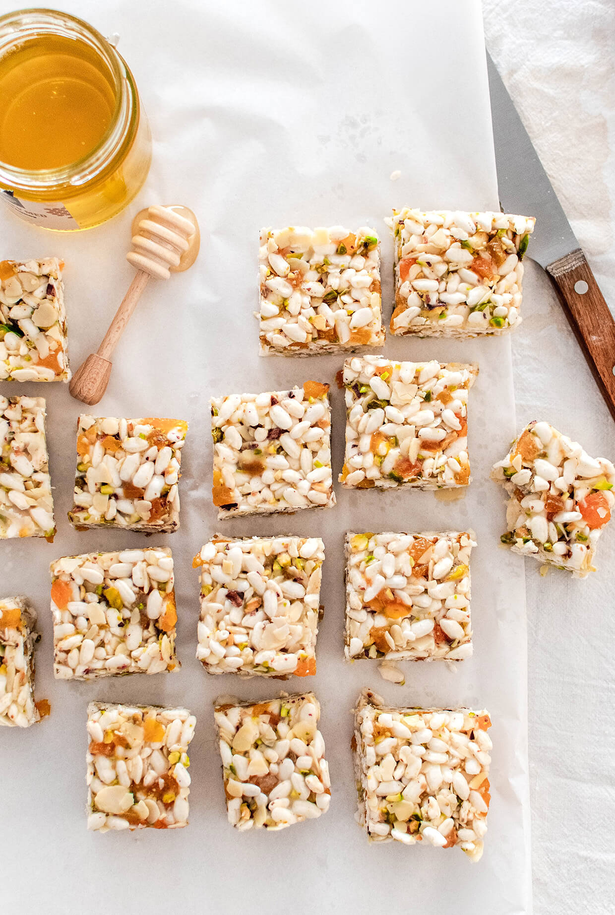 Chewy, crunchy and naturally sweet coconut apricot puffed rice bars, that make a perfect snack of breakfast addition. They involve zero baking, very little prep, a handful of ingredients and last for days.