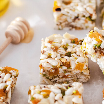 Chewy, crunchy and naturally sweet coconut apricot puffed rice bars, that make a perfect snack of breakfast addition. They involve zero baking, very little prep, a handful of ingredients and last for days.