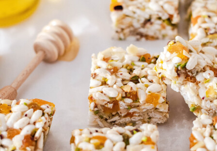 Chewy, crunchy and naturally sweet coconut apricot puffed rice bars, that make a perfect snack of breakfast addition. They involve zero baking, very little prep, a handful of ingredients and last for days.