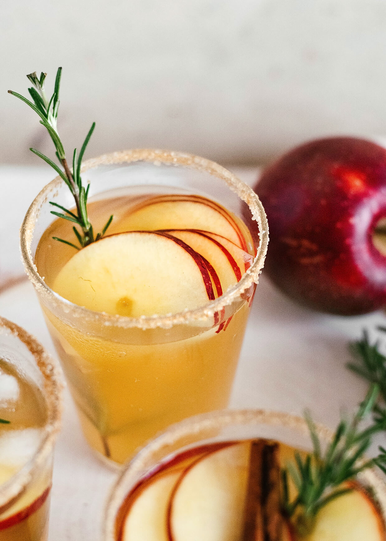 margaritas with sliced apples