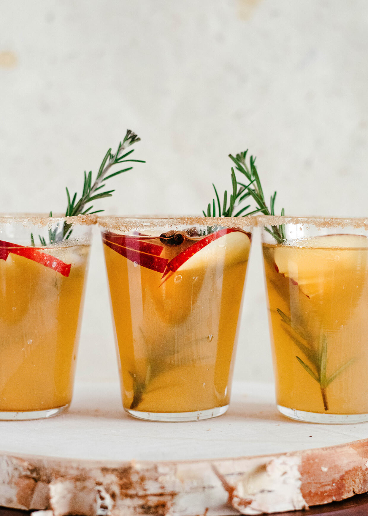 apple cocktail in glasses