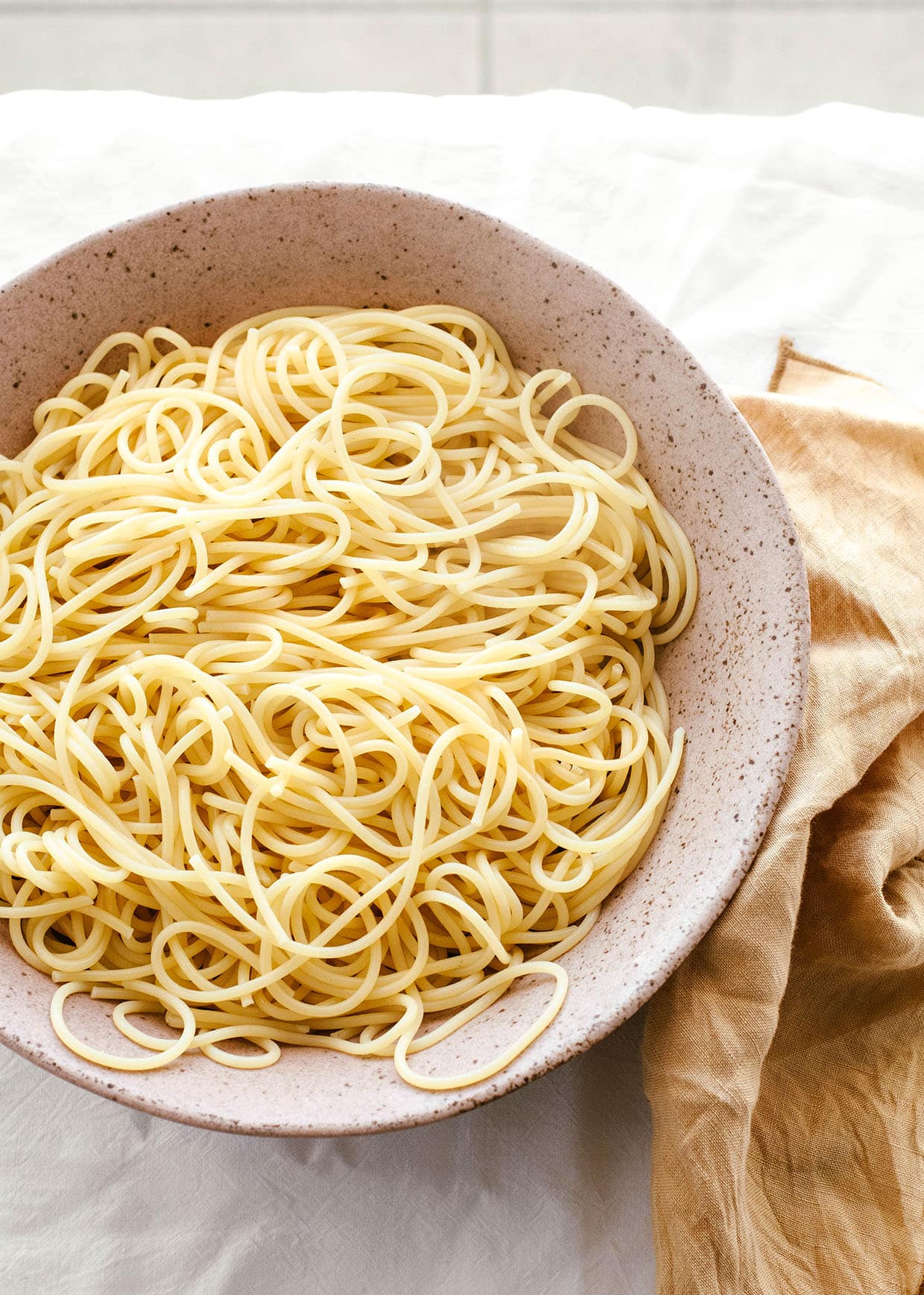 cooked spaghetti in bowl