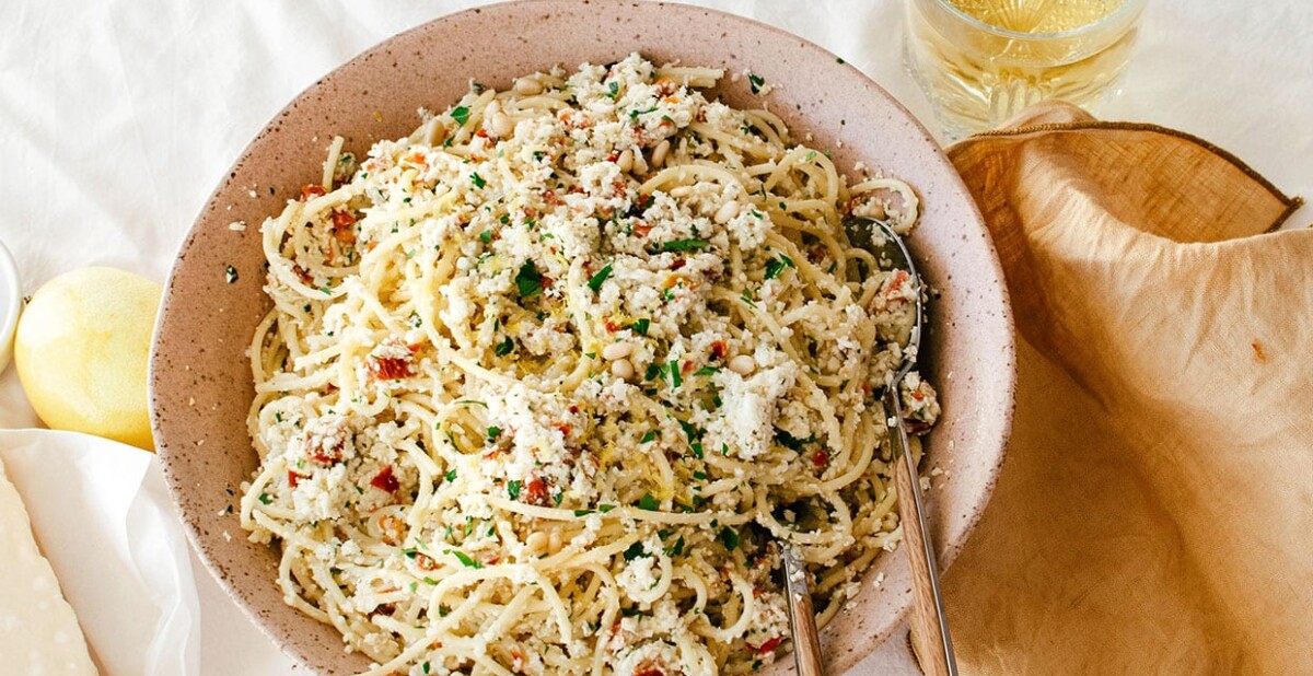 spaghetti with cauliflower pesto