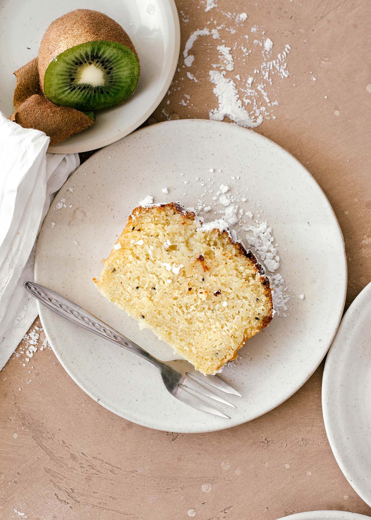 fresh kiwi fruit and loaf cake 