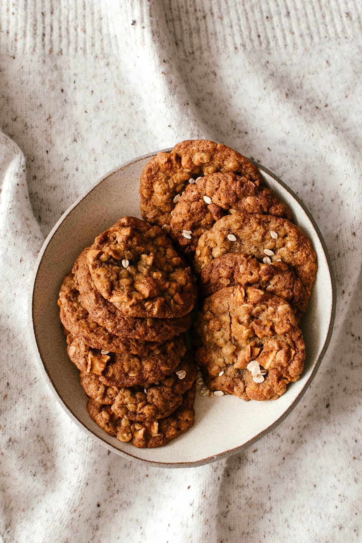 baked oatmeal cookies with apples
