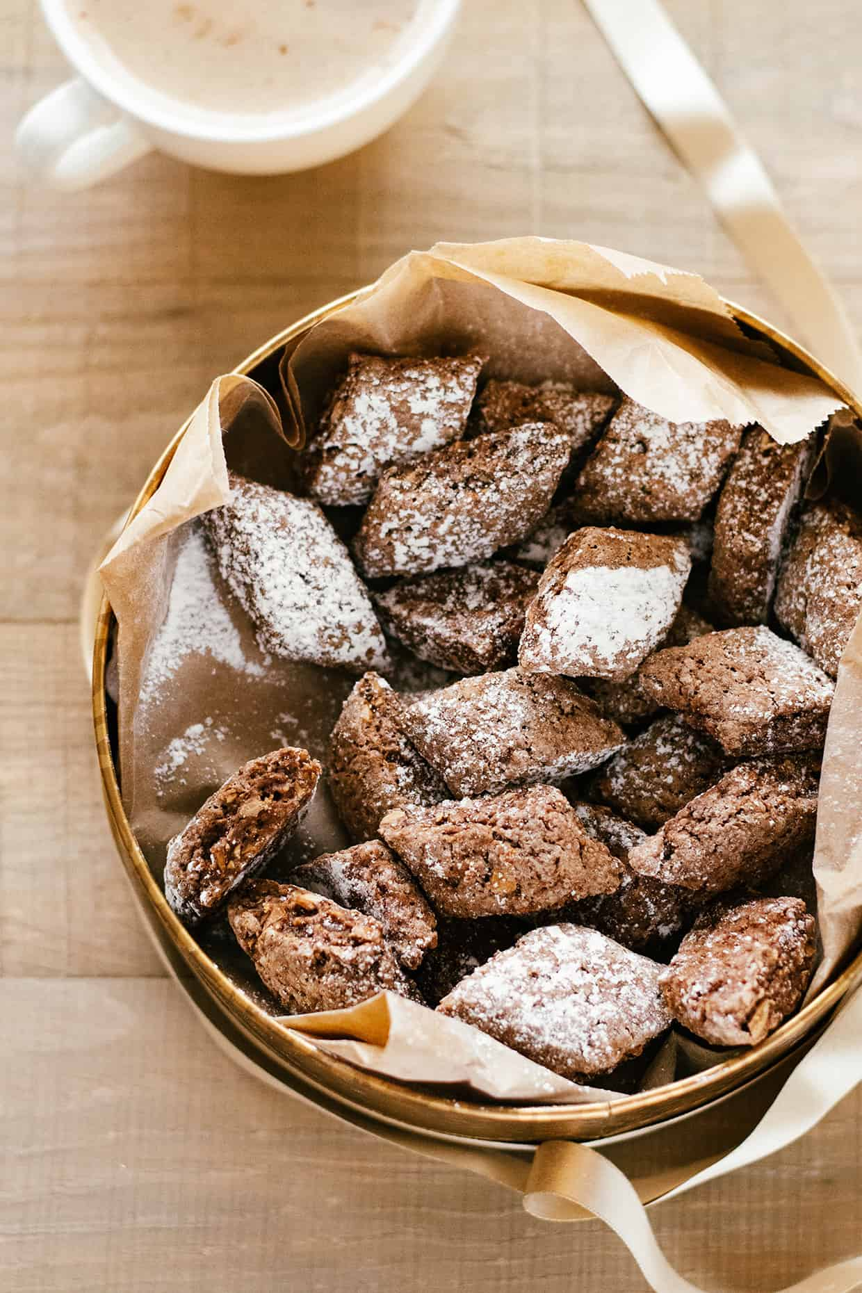 Italian crunchy almond cookies - Castagnelle