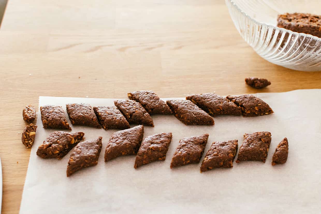 raw sliced castagnelle cookies