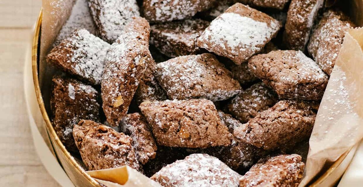 Italian crunchy almond cookies - Castagnelle