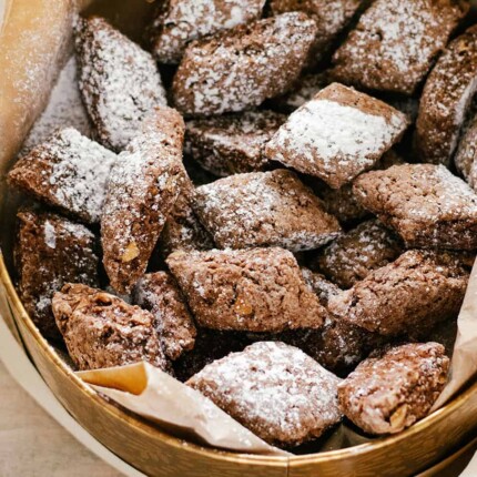 Italian crunchy almond cookies - Castagnelle