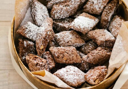 Italian crunchy almond cookies - Castagnelle