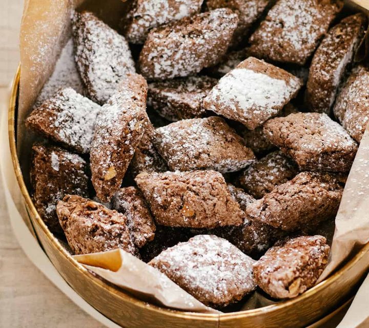 Italian crunchy almond cookies - Castagnelle