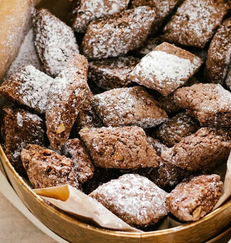 Italian crunchy almond cookies - Castagnelle
