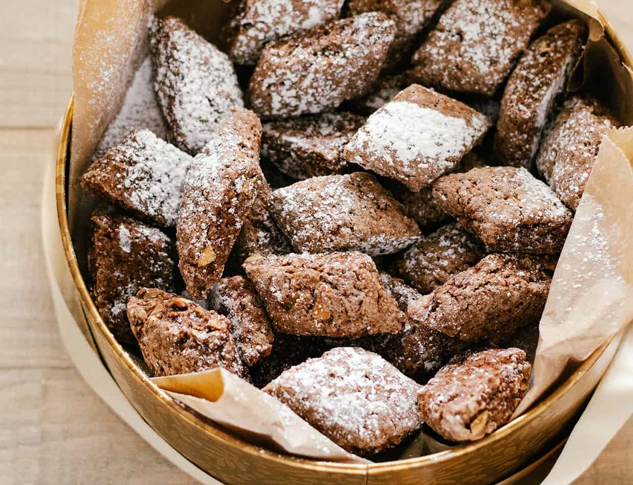 Italian crunchy almond cookies - Castagnelle