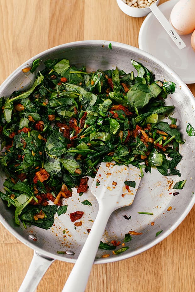spinach cooked with tomatoes and onions 