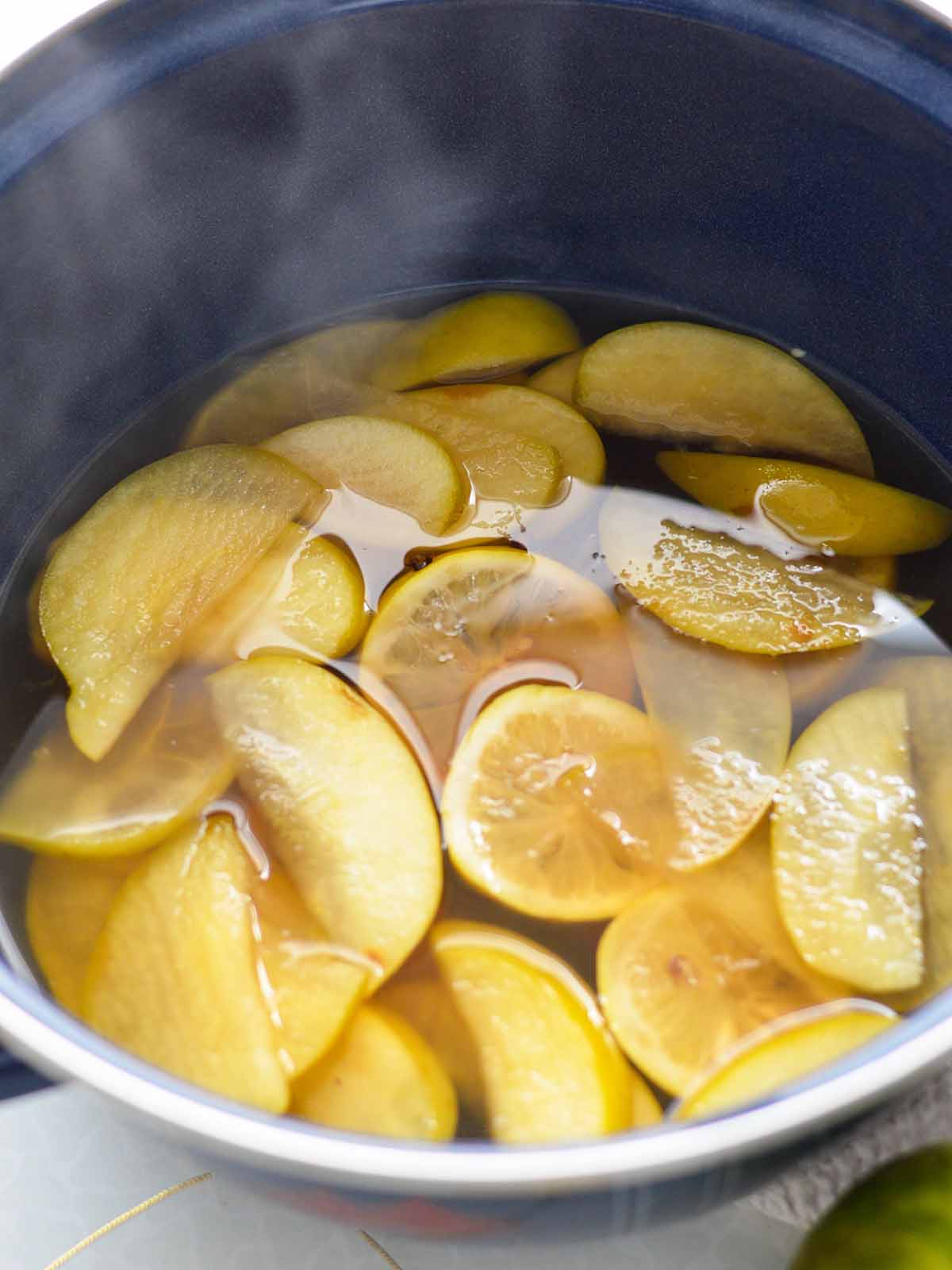 cooked wine with apples and lemons