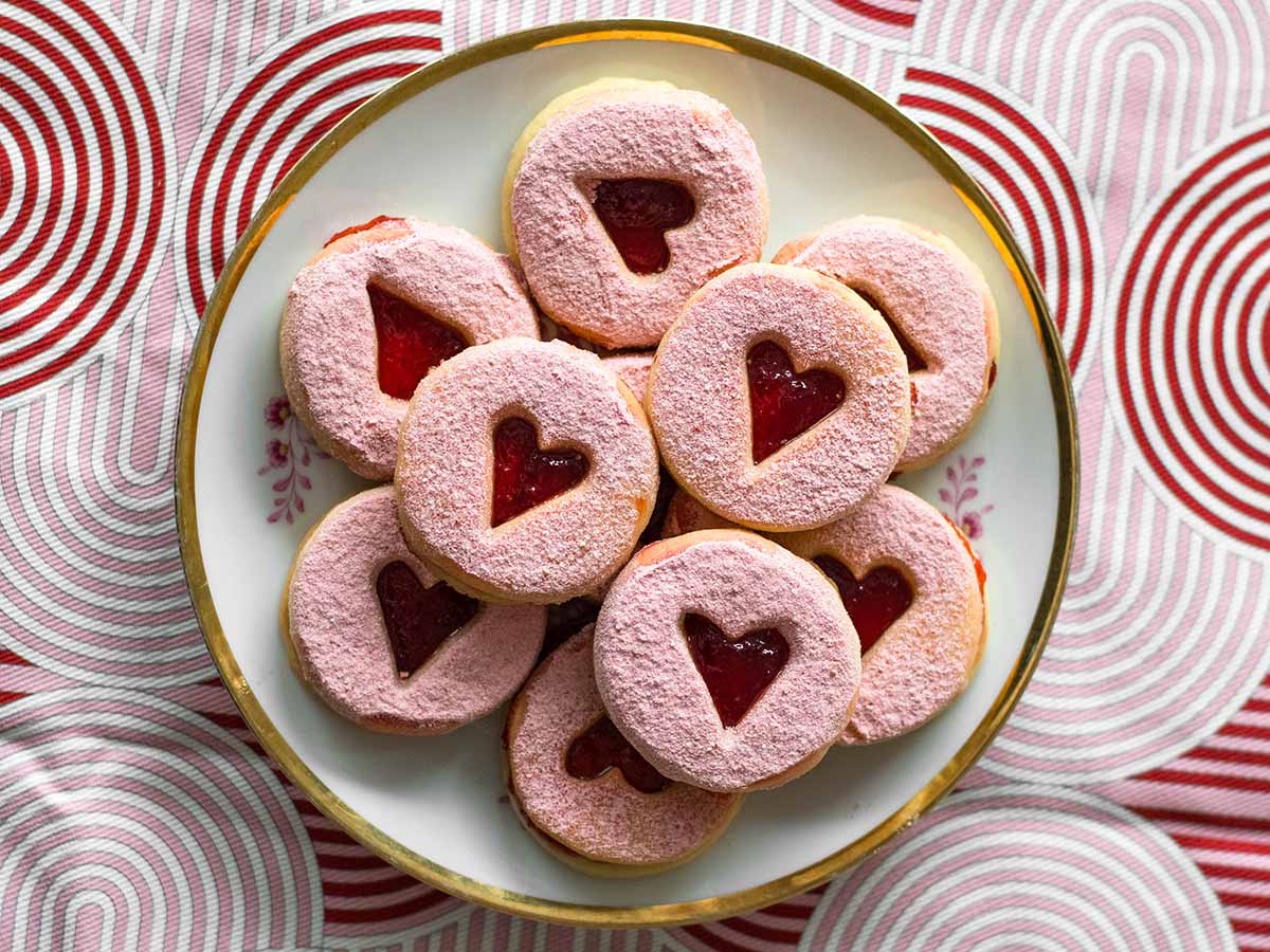 shortbread sandwich cookies with strawberry jam