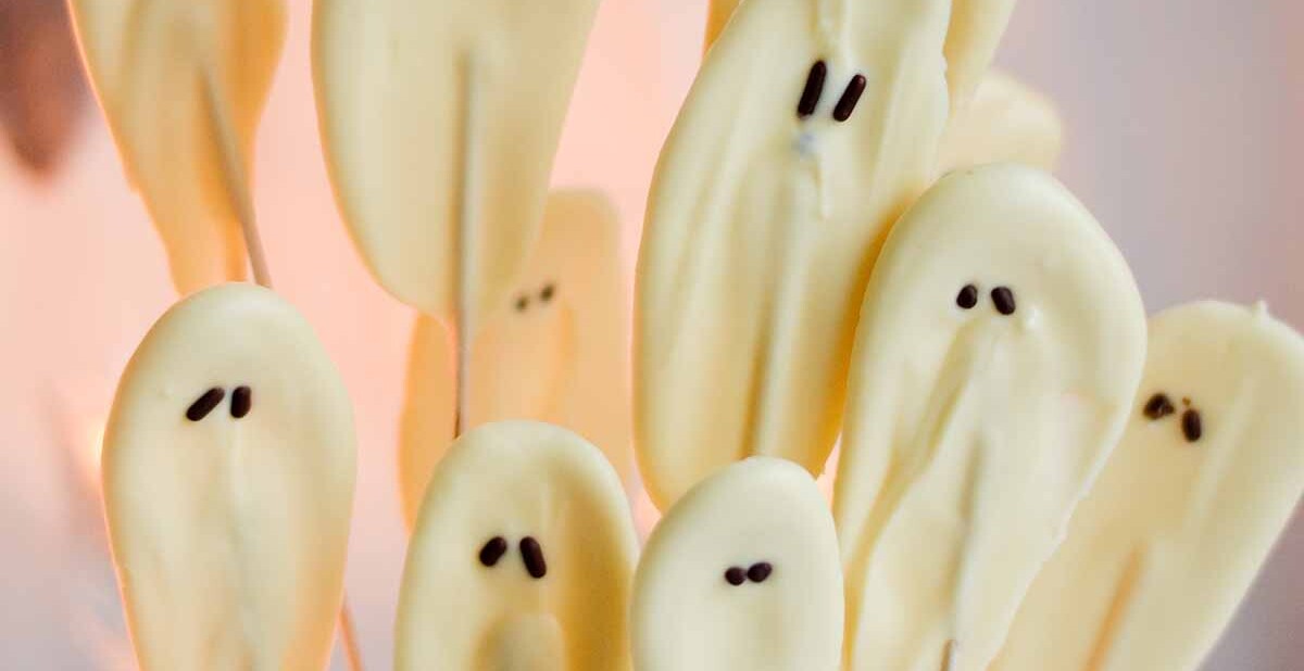 white chocolate ghosts lollipops for halloween