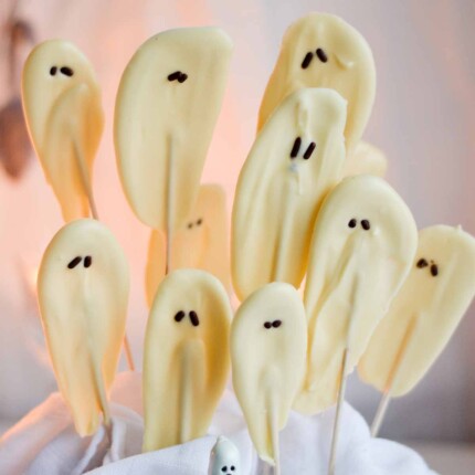 white chocolate ghosts lollipops for halloween