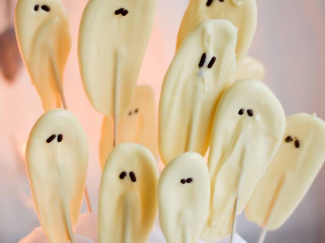 white chocolate ghosts lollipops for halloween