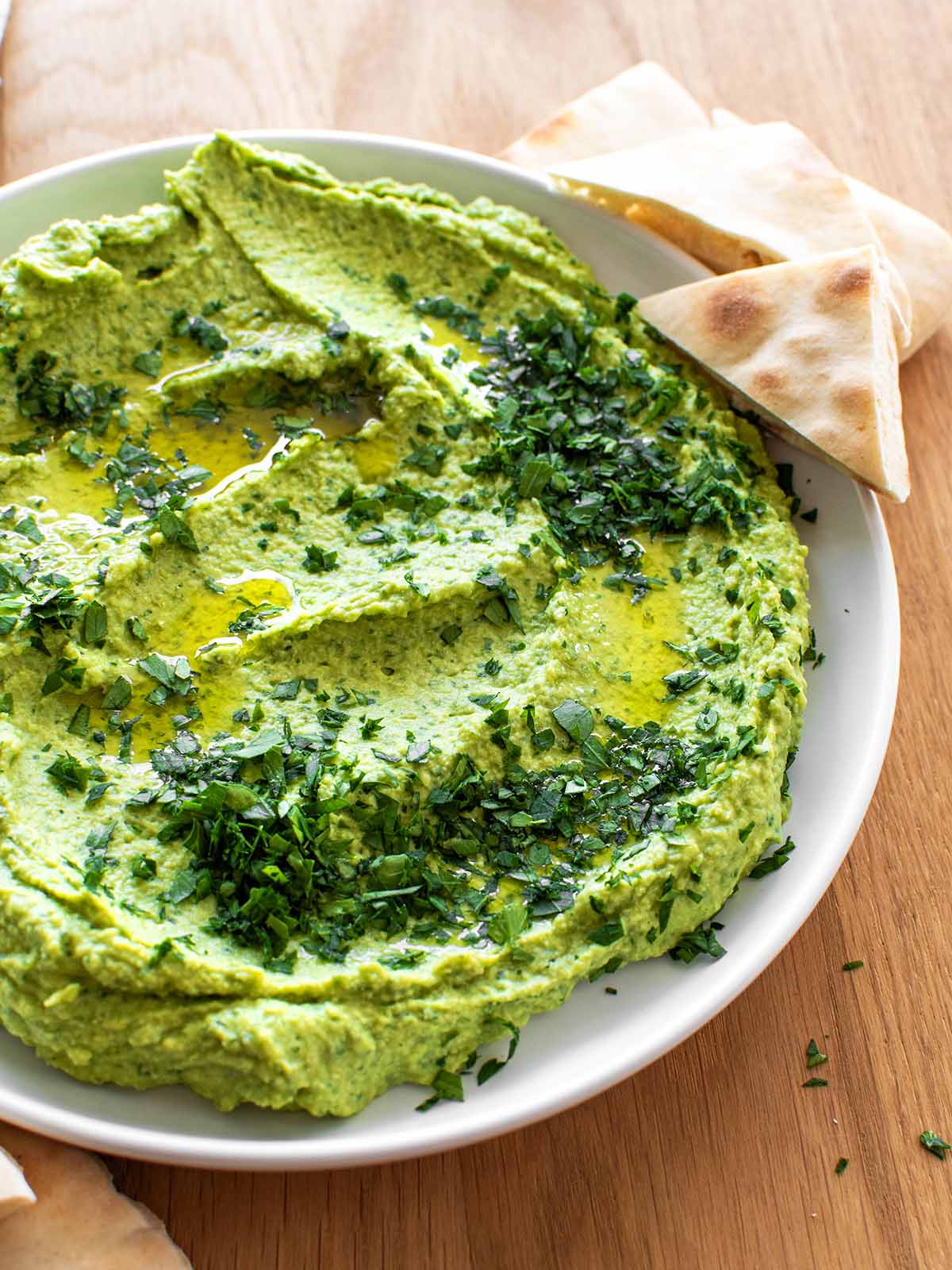 green hummus with parsley and pita bread